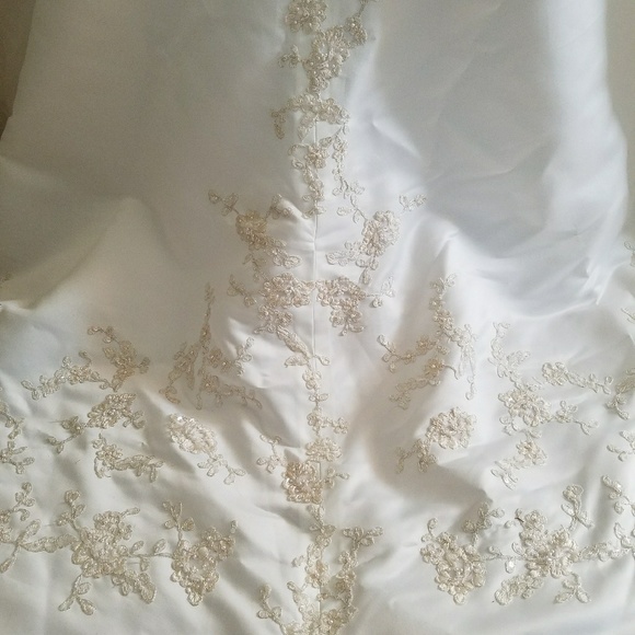 Brand new wedding dress. - Picture 7 of 13